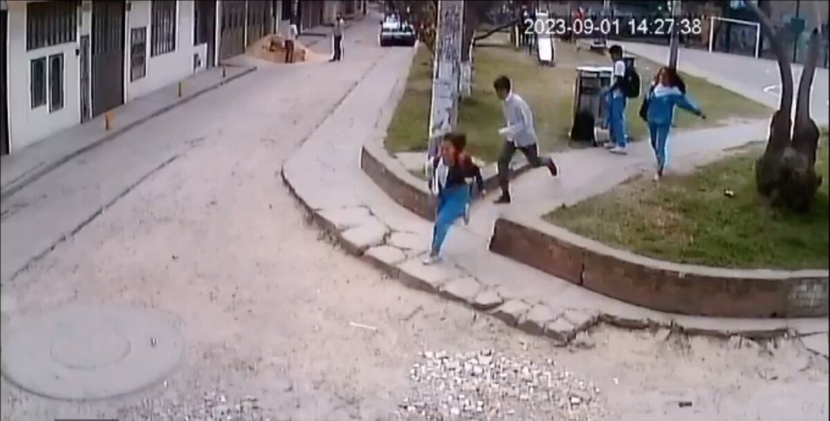 Menor de 13 años golpeó a dos niñas en un parque de Kennedy 1 Menor de 13 años golpeó a dos niñas en un parque de Kennedy En un video quedó captado el momento en el que un niño de 13 años agrede violentamente a una niña en un parque del sector de Brasilia, en Kennedy.