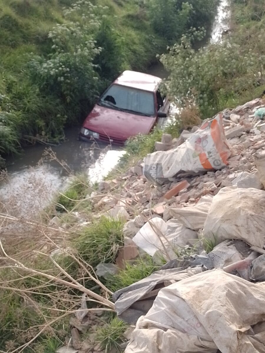 Misterio por carro abandonado en caño de Soacha Vecinos de un sector de San Mateo, en Soacha, se encontraron sobre la mañana de ayer con una inusual escena que los dejó sorprendidos y expectantes de saber qué fue lo que sucedió.