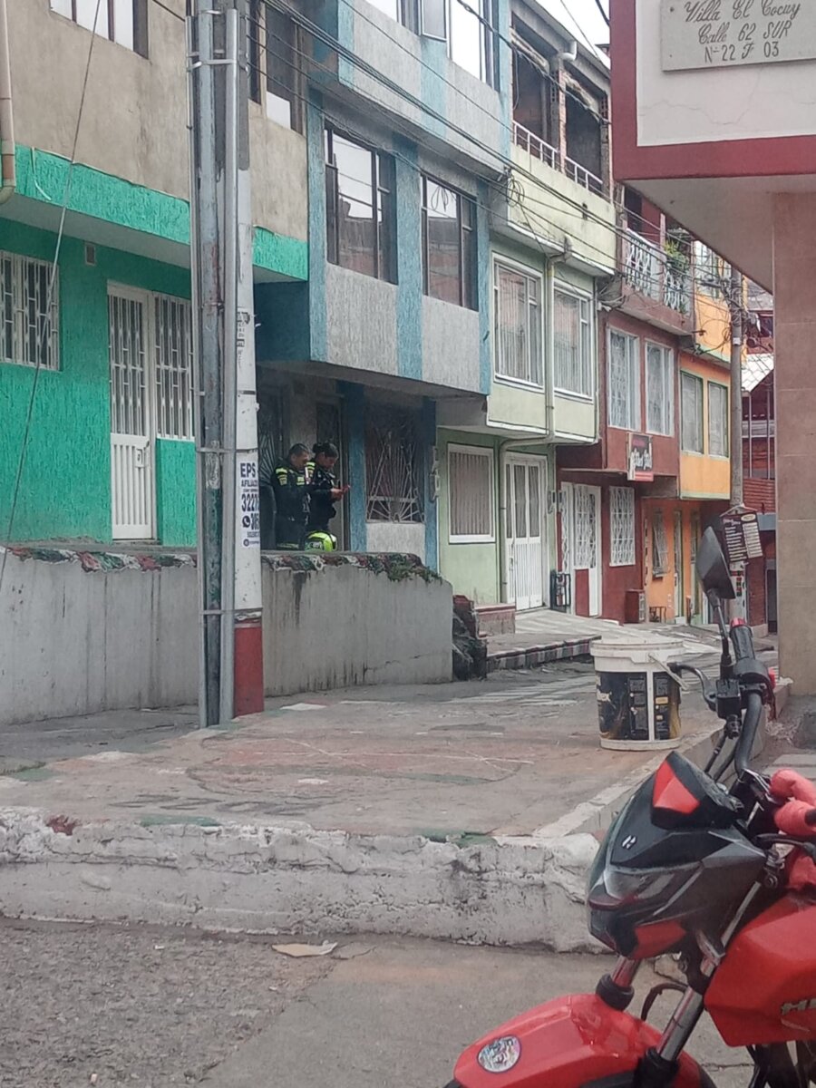 Conmoción por muerte de Ana Milena en Ciudad Bolívar La comunidad de Candelaria La Nueva, en Ciudad Bolívar, está impactada por el repentino final de una mujer de 33 años. Dicen que se trató de un suicidio.