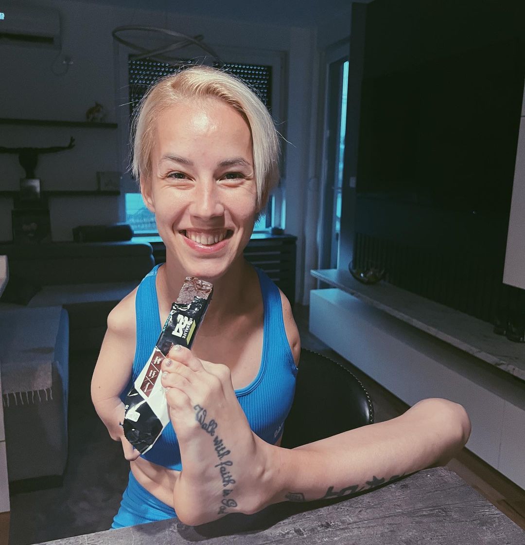 Mujer que nació sin brazos es una inspiración para miles de personas Dejana Backo es una mujer serbia que nació sin brazos y crea contenido para redes sociales, donde sorprende a todos sus seguidores por su ejemplo de superación.