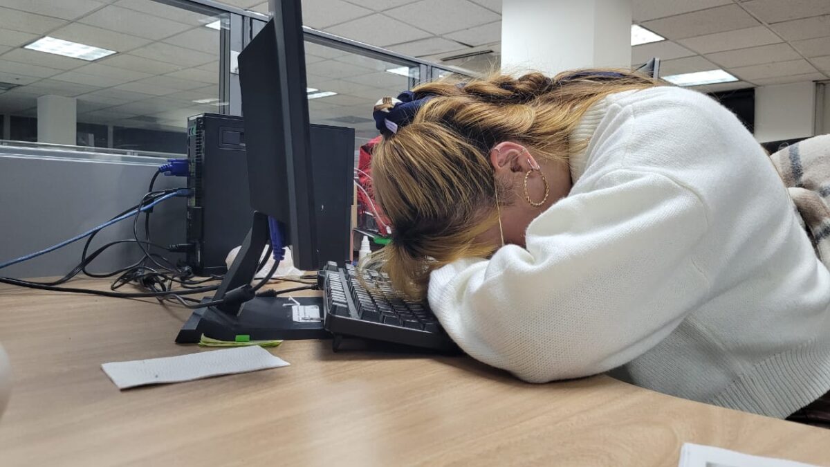Mujeres, pilas con la higiene del sueño Toda la vida nos han dicho que dormir es importante para la salud y la calidad de vida, pero no siempre las personas logran tener buenos descansos de forma natural y por eso existen hasta las clínicas del sueño que ayudan a mejorar ese aspecto. A eso se le suma que en las mujeres hay mayores probabilidades de tener el sueño afectado y eso se debe a procesos hormonales que los hombres no experimentan.