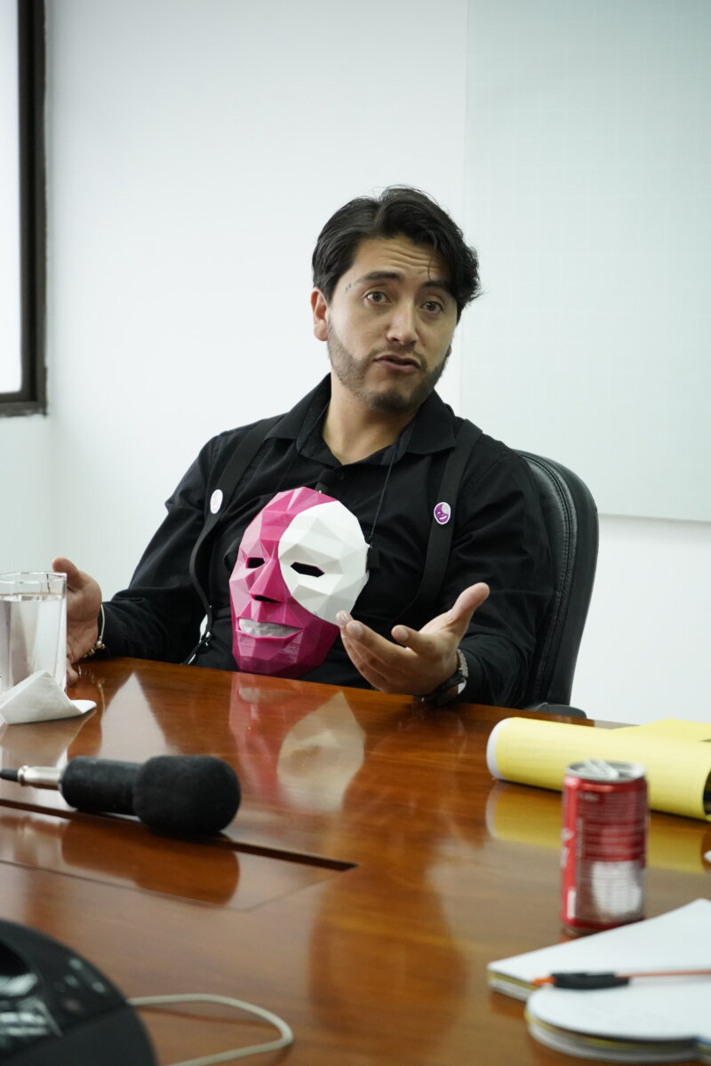 Nicolás quiere gobernar con inteligencia artificial 1 Nicolás quiere gobernar con inteligencia artificial Seguramente en algún momento se ha preguntado ¿quién es el candidato de la máscara? Pues lo tuvimos por la redacción de Q’HUBO contándonos algunas de sus propuestas para tomar las riendas de la capital del país. Su nombre es Nicolás Ramos Barbosa y logró recolectar 125 mil firmas para estar en la contienda electoral.
