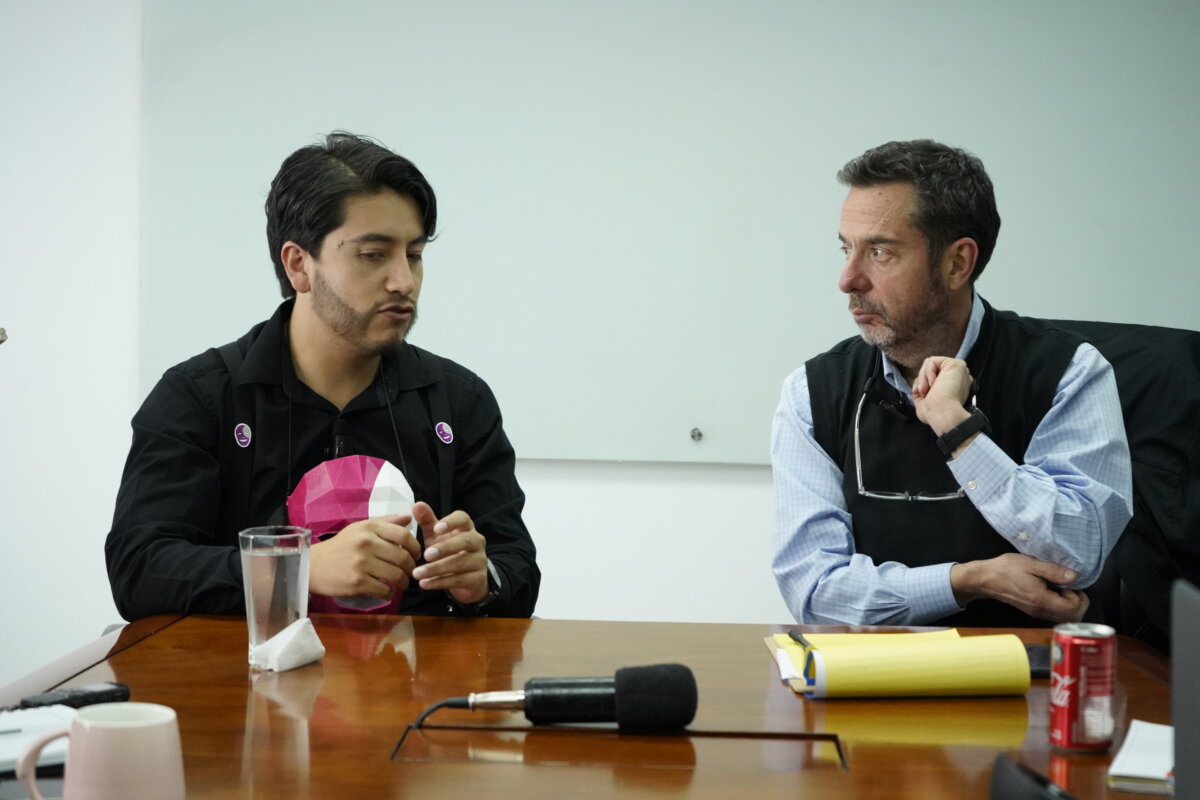 Nicolás quiere gobernar con inteligencia artificial 2 Nicolás quiere gobernar con inteligencia artificial Seguramente en algún momento se ha preguntado ¿quién es el candidato de la máscara? Pues lo tuvimos por la redacción de Q’HUBO contándonos algunas de sus propuestas para tomar las riendas de la capital del país. Su nombre es Nicolás Ramos Barbosa y logró recolectar 125 mil firmas para estar en la contienda electoral.