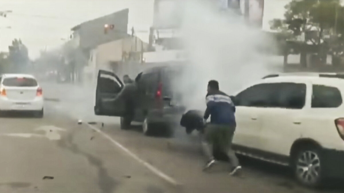 Persecución de película deja tremendo choque y dos capturas Dos delincuentes que escapaban en una camioneta robada provocaron un peligroso choque y pretendían huir caminando.