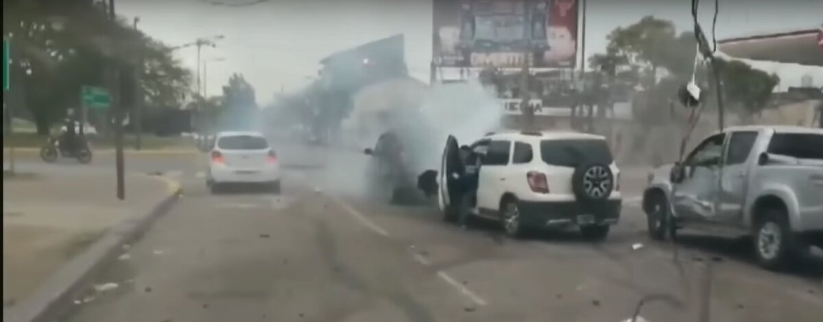 Persecución de película deja tremendo choque y dos capturas 1 Persecución de película deja tremendo choque y dos capturas Dos delincuentes que escapaban en una camioneta robada provocaron un peligroso choque y pretendían huir caminando.