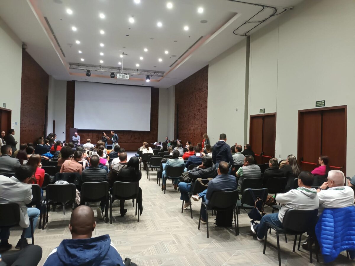 ¡Pilas! Si está buscando trabajo esta es su oportunidad 1 ¡Pilas! Si está buscando trabajo esta es su oportunidad Si está buscando una oportunidad para trabajar en Bogotá, prepárese porque la Secretaría de Desarrollo Económico está organizando la ‘Gran feria laboral y de posgrados para profesionales’, que se llevará a cabo esta semana en el Palacio de los Deportes.
