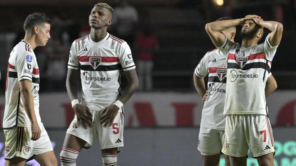 Pille los memes que dejó el penalti que James "mandó a la luna" En la noche de este jueves, 31 de agosto, Sao Paulo de Brasil quedó eliminado de la Copa Sudamericana luego de que en la tanda de penaltis fueran derrotados por Liga de Quito. El resultado desde esa instancia fue 5-4 a favor de los ecuatorianos y el gran protagonista fue James Rodríguez, el cual erró el único cobro de la serie.