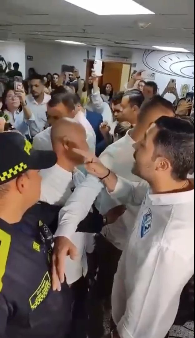 Polémica de Daniel Quintero: se agarró con un concejal Durante la radicación de un proyecto, el concejal Sebastián López terminó a los gritos con Daniel Quintero, y hasta se trataron de ladrones.