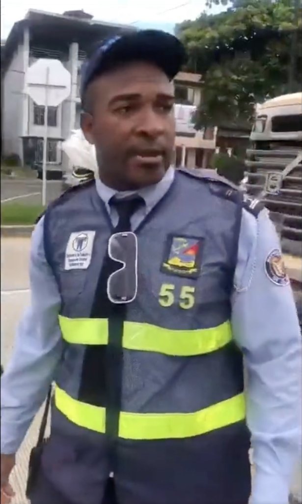 “Policía que coja lo subo a la grúa”: polémica por guarda de tránsito que inmoviliza la moto de un policía El video de un guarda de tránsito inmovilizando a un policía ya es viral. Las opiniones en cuanto a la conducta están divididas.