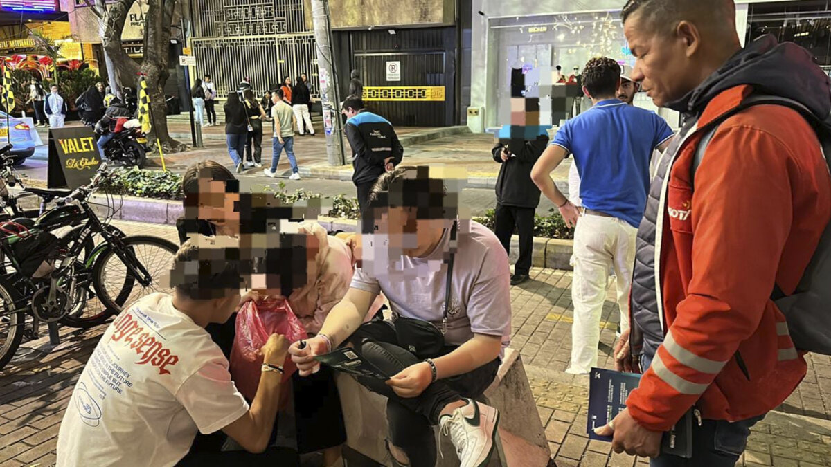 Policía realizó más de 30 operativos en 8 localidades de la capital Desde la Secretaría de Seguridad se informó que en compañía de la Policía Metropolitana de Bogotá se llevaron a cabo más de 30 operativos policiales en diferentes barrios de la capital para garantizar la buena convivencia durante las celebraciones del día de Amor y Amistad en Bogotá.