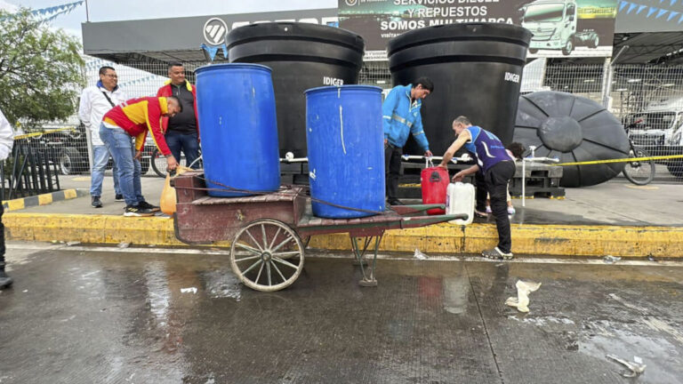 Prográmese para los cortes de agua de este miércoles Debido a obras de reparación y mantenimiento de las redes de distribución de agua en algunos sectores de la ciudad y para garantizar el suministro continuo a toda la ciudadanía, la Empresa de Acueducto y Alcantarillado de Bogotá (EEAB), suspenderá temporalmente el servicio en diferentes puntos.
