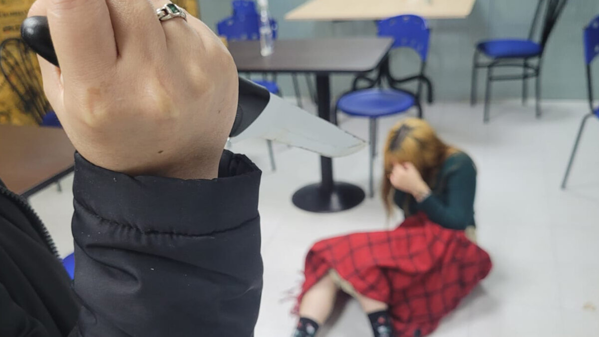 Esto es lo que contó la mamá de la niña apuñalada por denunciar un robo en su colegio Un grave caso de violencia en entornos escolares sucedió la noche de este martes a las afueras de una institución educativa distrital de la localidad de Bosa. Una menor, que cursa grado décimo en el Colegio Ciudadela El Recreo Sonia Osorio, fue golpeada y apuñalada por una estudiante de la misma institución, quien en compañía de su hermana la agredieron como represalia por haber denunciado un robo en el interior de la institución educativa, en el cual había participado la menor de las hermanas.