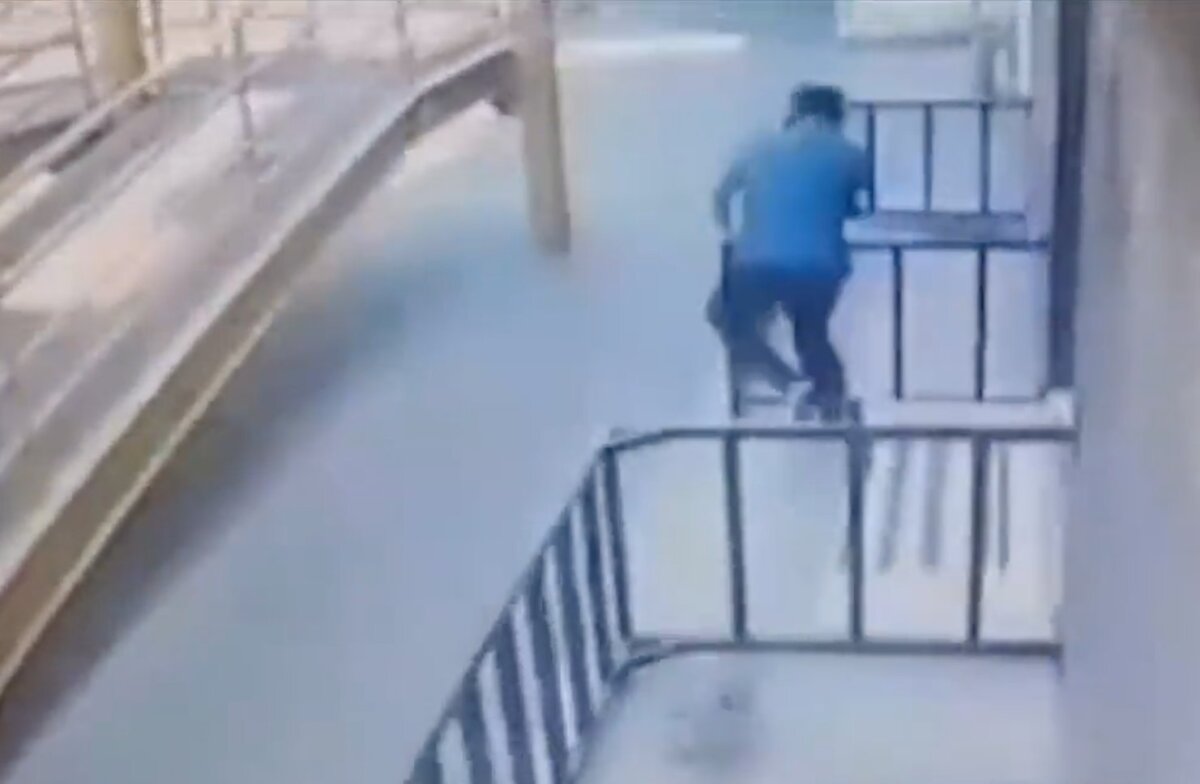 Por error un ladrón se disparó en el pie durante un atraco y le tocó huir cojeando 1 Por error un ladrón se disparó en el pie durante un atraco y le tocó huir cojeando El hecho ocurrió en la concurrida avenida Madero, justo en frente del Hospital Universitario de Monterrey, México. El sujeto ingresó a la clínica y exigió con violencia a los empleados que le entregaran el dinero recaudado durante el día.