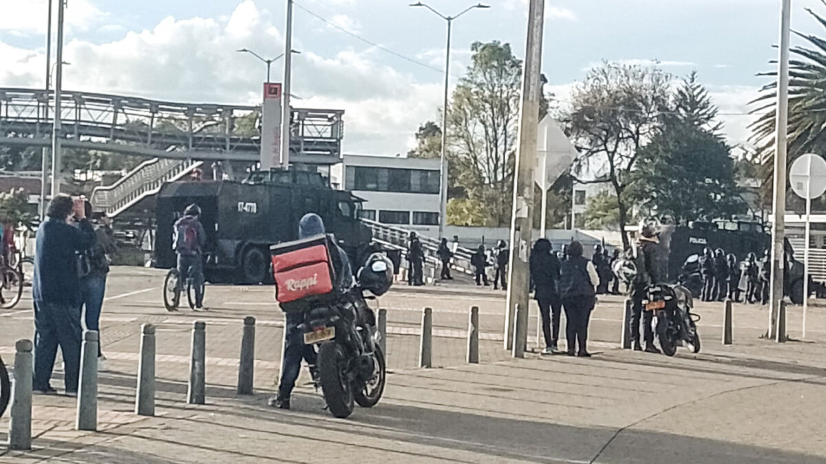 Por manifestaciones a la altura de la calle 26, la movilidad se ve afectada Ante las manifestaciones que se llevan a cabo frente a la Universidad Nacional, la movilidad de la calle 26 se encuentra afectada.