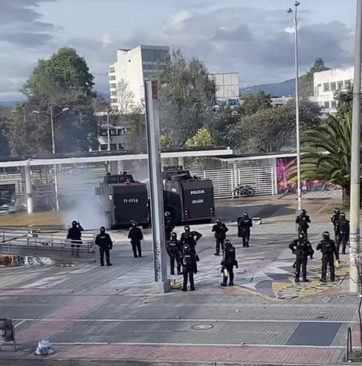 Por manifestaciones a la altura de la calle 26, la movilidad se ve afectada 1 Por manifestaciones a la altura de la calle 26, la movilidad se ve afectada Ante las manifestaciones que se llevan a cabo frente a la Universidad Nacional, la movilidad de la calle 26 se encuentra afectada.