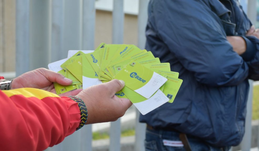 Decomisaron más de 50 tarjetas TuLlave que eran usadas para revender pasajes en Ciudad Bolívar La Policía Metropolitana de Bogotá realizó llevó a cabo una jornada de operativos de control en los paraderos de los buses del Sitp, en donde decomisaron más de 50 tarjetas TuLlave que eran utilizadas para revender pasajes a las personas que utilizan el sistema de transporte masivo de Bogotá.