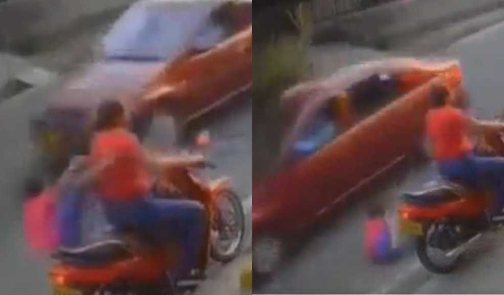 EN VIDEO: Niño se salvó de morir arrollado tras ser empujado de una moto En redes sociales se ha viralizado un video en el que una mujer empuja a un niño de una moto y lo hace caer sobre un costado de la vía, situación que por poco termina en tragedia.