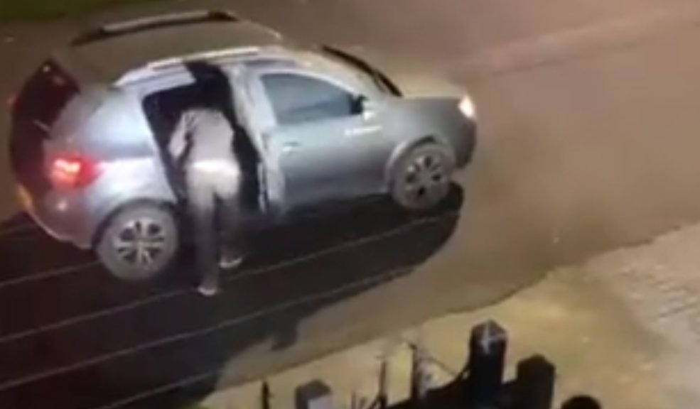 EN VIDEO: Así es como sujetos armados robaron una camioneta en Engativá En las últimas horas, se ha hecho viral el video en el que se evidencia como varios sujetos armados robaron la camioneta de un habitante del barrio Normandía en la localidad de Engativá.