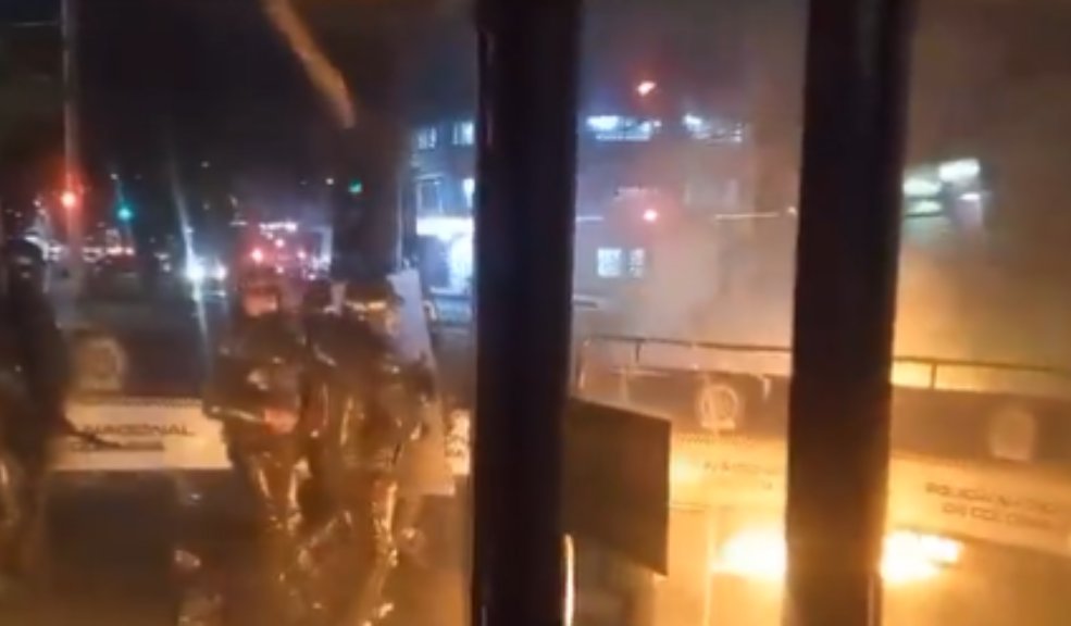 Disturbios en Suba: intentaron quemar un CAI Vándalos intentaron quemar el CAI de La Gaitana, en Suba.