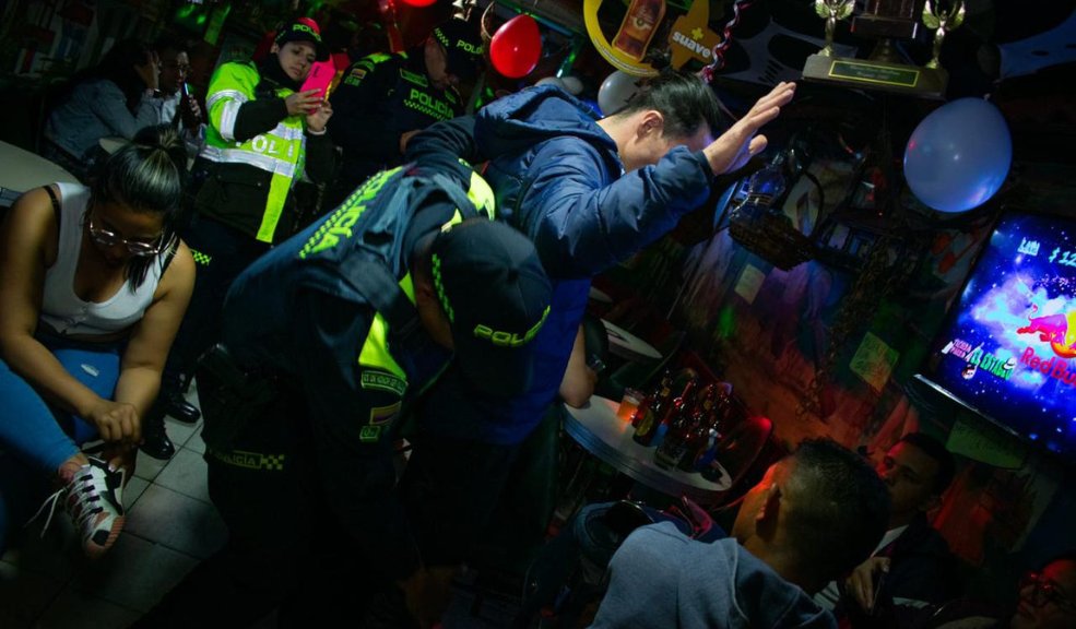 Operativo en bares de Kennedy deja 39 locales cerrados Encontraron 53 botellas de licor adulterado y cerraron 39 establecimientos en Kennedy.
