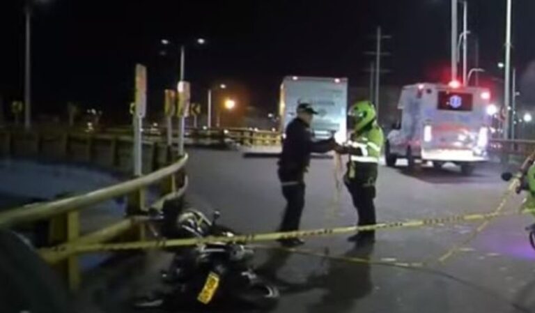 Pareja de motociclistas falleció tras caer del puente de la Carrera Décima