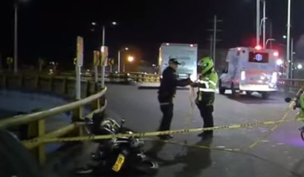 Pareja de motociclistas falleció tras caer del puente de la Carrera Décima
