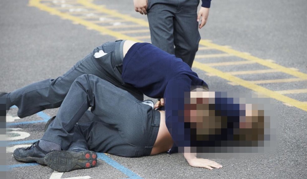 Preocupación por violencia en entornos escolares Dos de los casos más recientes ocurrieron en las últimas semanas en instituciones educativas de las localidades de Suba y Bosa. En uno de los casos, un menor de 9 años recibió una fuerte golpiza de parte de un compañero de salón, al punto que tuvo que ser hospitalizado varios días. En el otro, una docente fue agredida por una madre de familia. Les contamos.