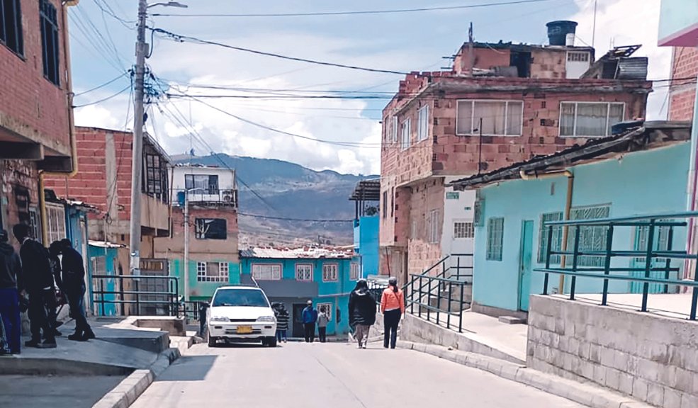 Hombre que presenció atraco, sacó un arma y mató al ladrón en Engativá Durante la mañana de este lunes se presenció un nuevo hecho de violencia en las calles de la capital, pues un habitante del barrio La Serena de la localidad de Engativá le quitó la vida a un hombre que acababa de robarse una bicicleta.