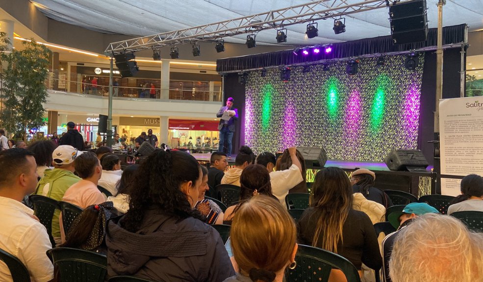 ¡Impactante! Escenografía cayó sobre bailarines en medio de una presentación en un centro comercial 10 ¡Impactante! Escenografía cayó sobre bailarines en medio de una presentación en un centro comercial El escenario se cayó encima de un grupo de bailarines en medio de una presentación en el centro comercial Salitre Plaza.