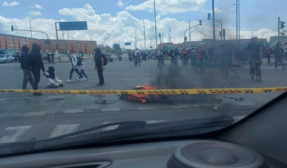 Caos en la movilidad por protestas en el Portal Américas
