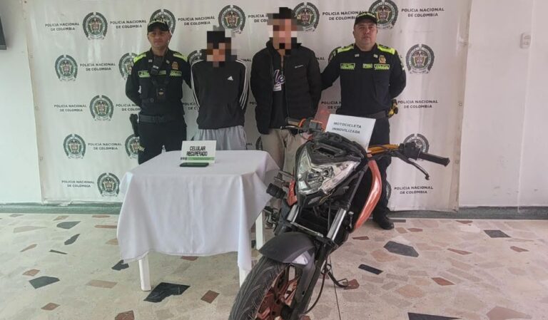 Agarraron a dos motoladrones robando celulares en Kennedy