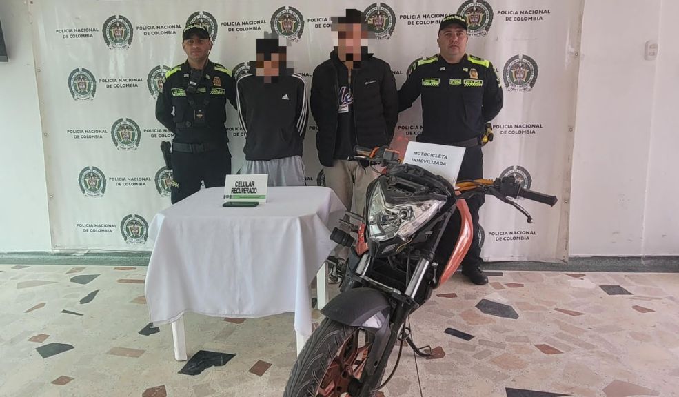 Agarraron a dos motoladrones robando celulares en Kennedy
