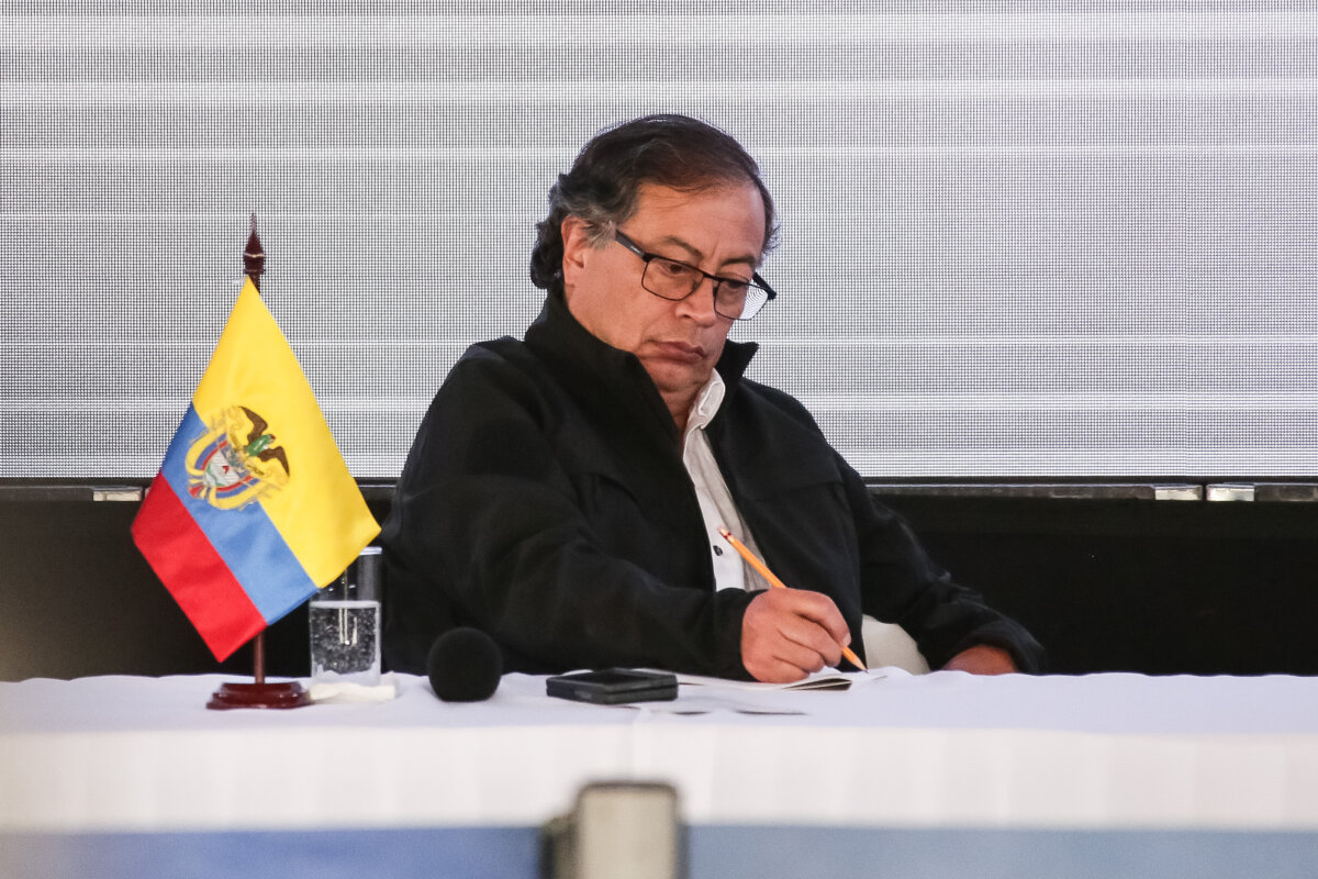 Presidente Petro ordenó salir a las calles a todos los policías que están en labores administrativas 1 Presidente Petro ordenó salir a las calles a todos los policías que están en labores administrativas Tras salir de un consejo de seguridad que tardó más de dos horas, y que empezó unas dos horas después de lo pactado, el presidente Gustavo Petro, junto a la alcaldesa Claudia López, dio algunas declaraciones.