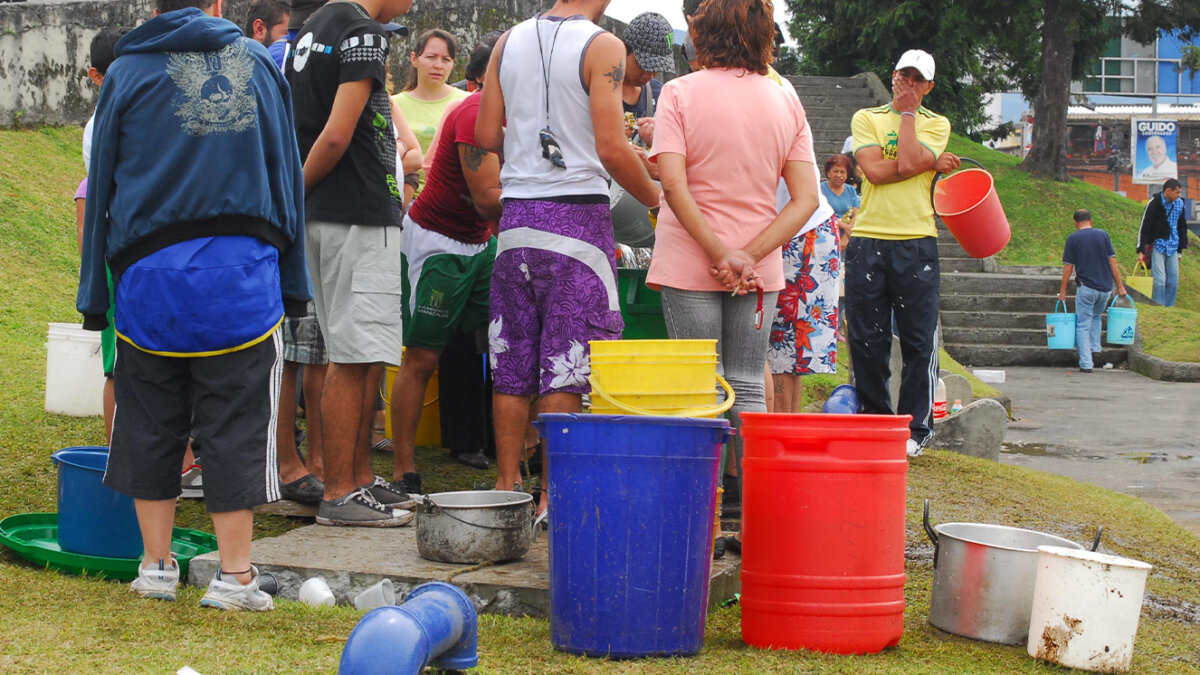 Prográmese para los cortes de agua de este lunes 6 Prográmese para los cortes de agua de este lunes Debido a obras de reparación y mantenimiento de las redes de distribución de agua en algunos sectores de la ciudad y para garantizar el suministro continuo a toda la ciudadanía, la Empresa de Acueducto y Alcantarillado de Bogotá (EEAB), suspenderá temporalmente el servicio en diferentes puntos.