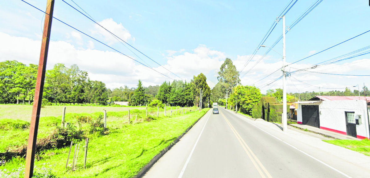 Robo armado dentro de bus en vías de Cundinamarca Sucedió la noche de este viernes en medio de la ruta Facatativá – El Rosal, que cubría el bus que fue blanco de un par de delincuentes que se hicieron pasar como pasajeros, para luego, una vez el bus empezó su recorrido, amedrentar a los ocupantes con armas de fuego y finalmente robarles lo que llevaban consigo. Los sujetos consiguieron escapar impunes.