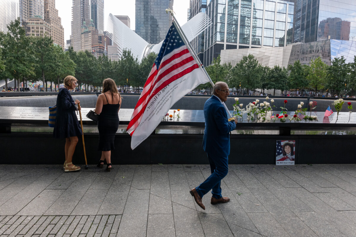 Se cumplen 22 años del atentado a las Torres Gemelas 2 Se cumplen 22 años del atentado a las Torres Gemelas Este lunes se cumplen 22 años del atentado terrorista ocurrido en el World Trade Center de Nueva York, donde se derrumbaron las Torres Gemelas, causando la muerte de 2.996 personas.