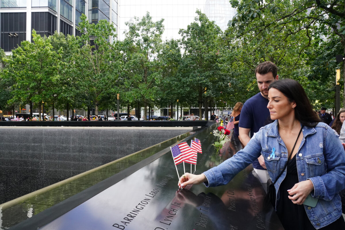 Se cumplen 22 años del atentado a las Torres Gemelas 1 Se cumplen 22 años del atentado a las Torres Gemelas Este lunes se cumplen 22 años del atentado terrorista ocurrido en el World Trade Center de Nueva York, donde se derrumbaron las Torres Gemelas, causando la muerte de 2.996 personas.