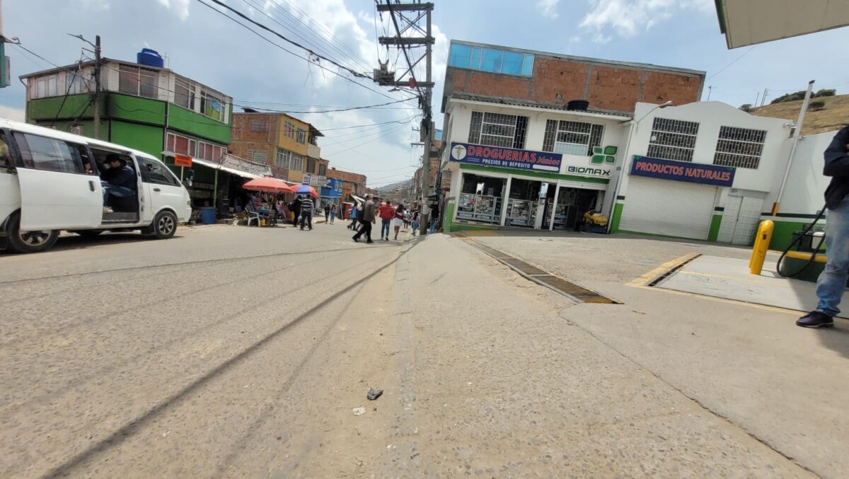 Hombre murió por sicariato en Ciudad Bolívar Sucedió la noche de este viernes en el sector conocido como Tres Esquinas, en la parte alta de Ciudad Bolívar. En medio de hechos de los que aún no se tienen total certeza, la víctima recibió un disparo en la cabeza y, a pesar de que alcanzó a ser trasladada a un centro médico, falleció tras varias horas de lucha por sobrevivir.