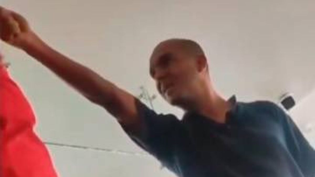 Indignante caso de maltrato laboral: jefe gritó y humilló a sus empleados Cientos de usuarios de las redes sociales se encuentran bastante indignados por cuenta de un video que se ha hecho viral, en el que se muestran a dos empresarios insultando y humillando a sus empleados, uno de los jefes le ordena a sus trabajadores que se forme en una fila para continuar las agresiones.
