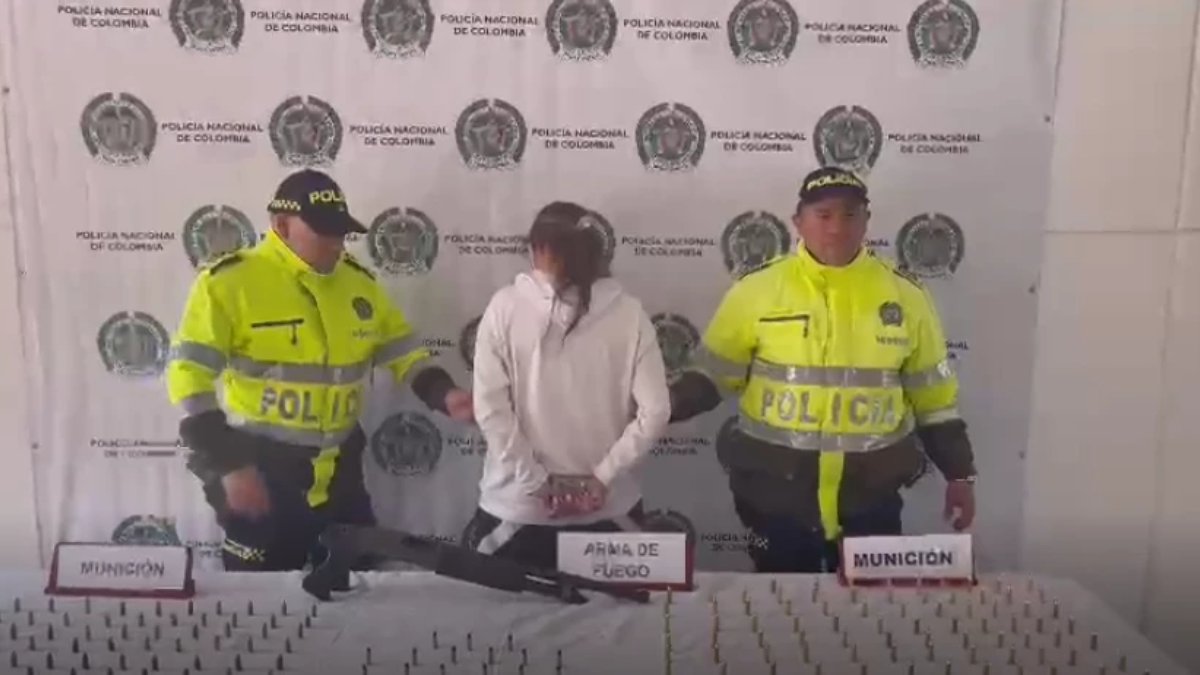 Con ayuda de drones, Policía capturó a peligrosa traficante de Ciudad Bolívar En el barrio Bella Flor de la localidad de Ciudad Bolívar, se llevó a cabo un operativo de la Policía Metropolitana de Bogotá en el que se logró la captura de la líder de una banda delincuencial que se dedicaba a la venta de estupefacientes en el sur de Bogotá y parte del municipio de Soacha.