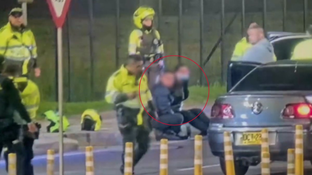 Capturaron a falsos policías que robaban a turistas cerca del Aeropuerto El Dorado Una pareja se estaría haciendo pasar por policías para robar a turistas que salían del Aeropuerto El Dorado.