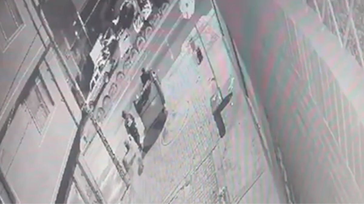 EN VIDEO: sujeto habría abandonado el cuerpo de un hombre tras haberlo torturado en Bosa Consternación fue lo que sintieron los habitantes de Bosa luego de descubrir el cuerpo de un hombre envuelto en bolsas negras dentro de una carreta de reciclaje abandonada en vía pública en hechos ocurridos el pasado 30 de julio.
