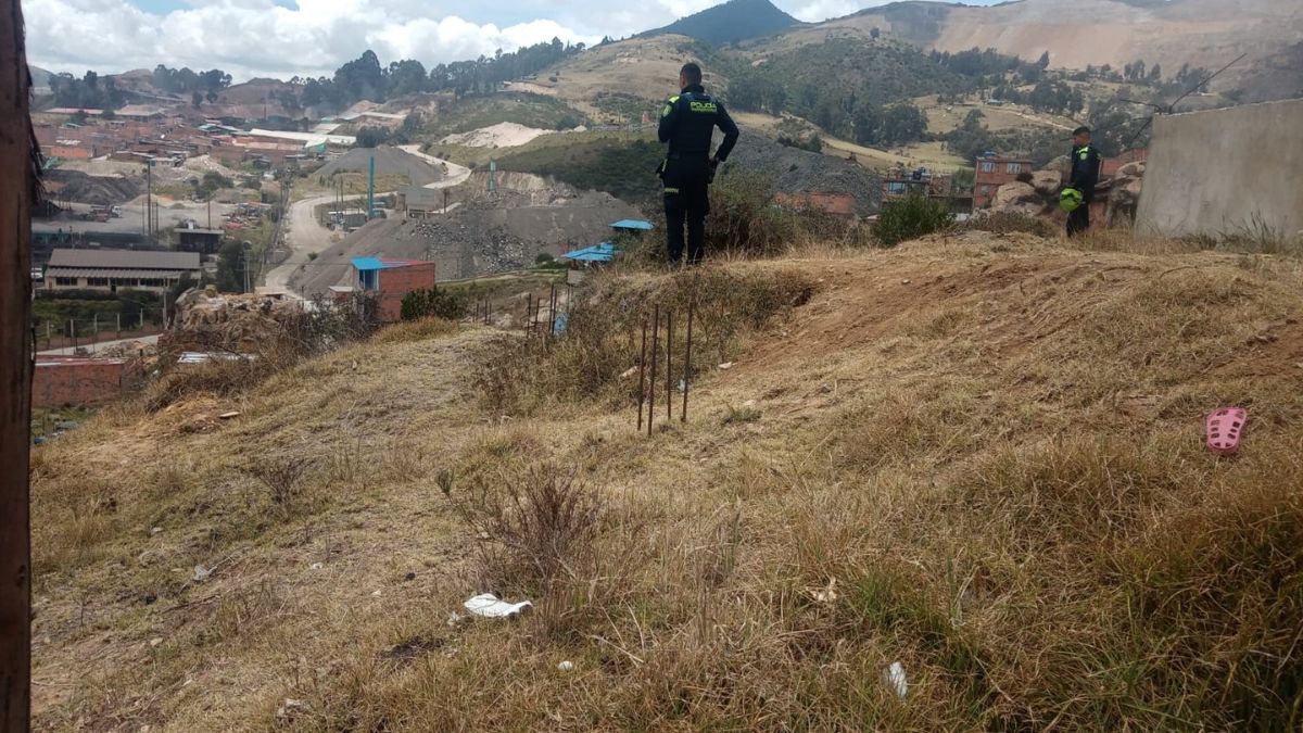 Detalles de la extraña muerte de una mujer en Ciudad Bolívar 8 Detalles de la extraña muerte de una mujer en Ciudad Bolívar No se sabe cuánto tiempo permaneció el cuerpo de una mujer, de aproximadamente 37 años, tenido sobre una zona montañosa en la localidad de Ciudad Bolívar, hasta que fue encontrado por la comunidad. Según cuentan, la mujer no respondía a los llamados y tenía un fuerte golpe en la cabeza.
