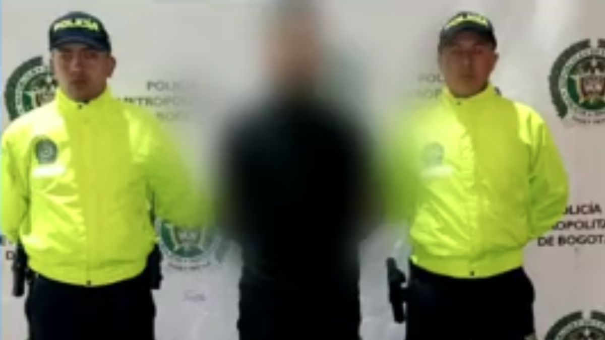 Capturan a presunto abusador de un menor al que contactó en redes sociales 3 Capturan a presunto abusador de un menor al que contactó en redes sociales Un nuevo caso de abuso sexual en contra de un menor de edad se presentó en la ciudad de Bogotá, donde un hombre contactó a un niño a través de redes sociales y lo convenció de que le dijera dónde vive para posteriormente abusarlo.