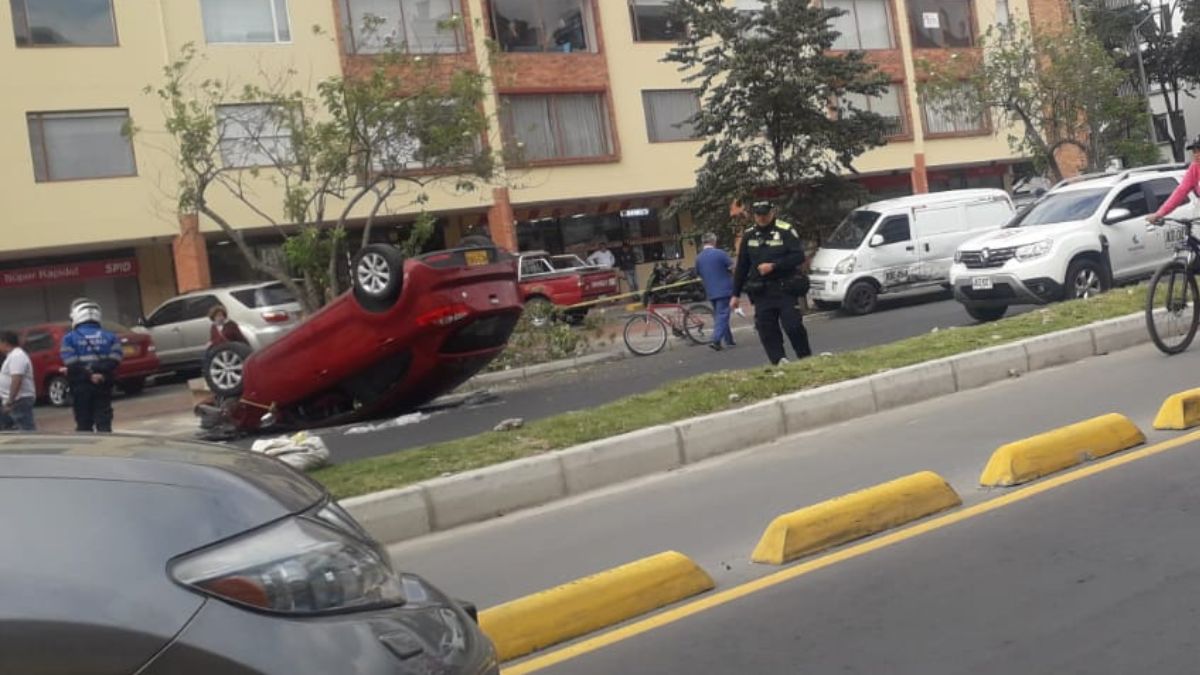Un carro se volcó tras chocar con un camión en Suba La tarde de este martes se registró un aparatoso accidente de tránsito entre un vehículo particular y un camión en la localidad de Suba, a la altura de la calle 116 con carrera 53, sentido oriente- occidente.