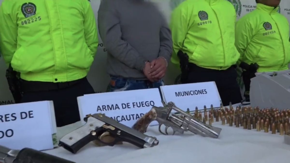 Incautaron impresionante arsenal dentro de una casa en Usme Durante la mañana de este miércoles se adelantaron labores de allanamiento dentro de viviendas ubicadas en la localidad de Usme, dichos domicilios estaban señalados como puntos de acción criminal y según el informe de la Policía Metropolitana de Bogotá, dentro de una de estas casas se encontró una gran cantidad de armas utilizadas para cometer diferentes delitos.