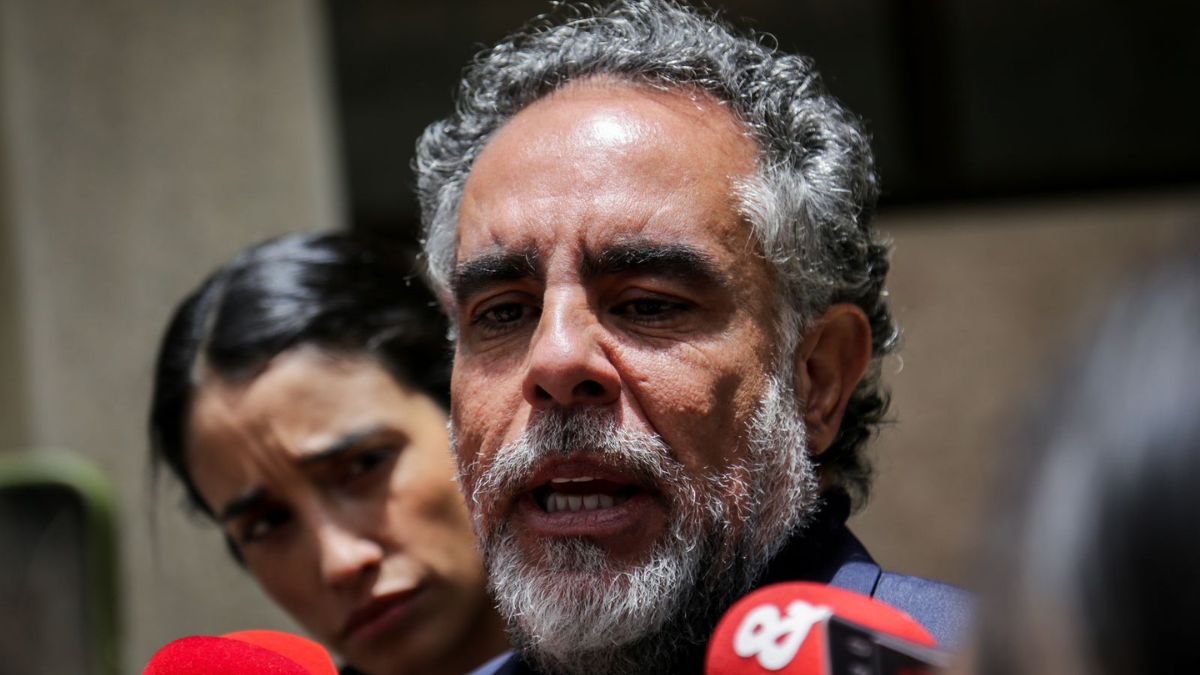 "Vengo a responder las emboscadas judiciales": Armando Benedetti llegó a declarar a la Corte Durante la mañana de este jueves, el exsenador y exembajador de Colombia en Venezuela, Armando Benedetti, llegó hasta las instalaciones de la Corte Suprema de Justicia para rendir indagatoria sobre la investigación que tiene en su contra por el delito de concusión en el caso de Fiduprevisora.