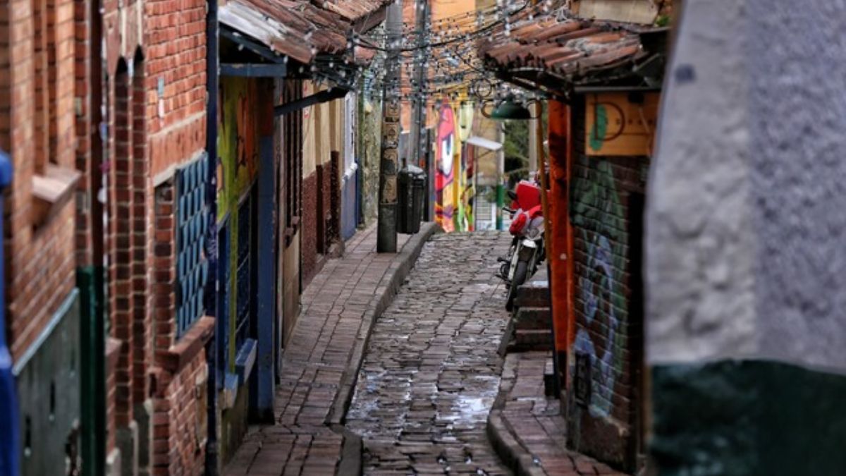 Prográmese para un recorrido arquitectónico en el centro de Bogotá #SáqueleProvecho El próximo sábado 23 de septiembre, se realizará un recorrido por el Distrito Creativo La Candelaria Santa Fe, en el centro bogotano, siguiendo el libro ‘Las casas que hablan’ de la escritora colombiana Elisa Mújica.