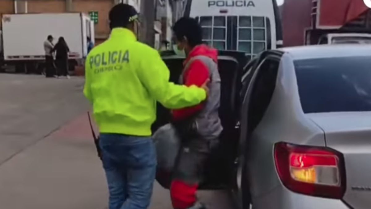 En Suba: capturaron a un hombre señalado de grabar desnuda a su hijastra de 15 años En las últimas horas, se realizó la captura de un hombre señalado de haber instalado cámaras en el baño y la habitación de su hijastra de 15 años para grabarla mientras se bañaba y se vestía para ir al colegio.