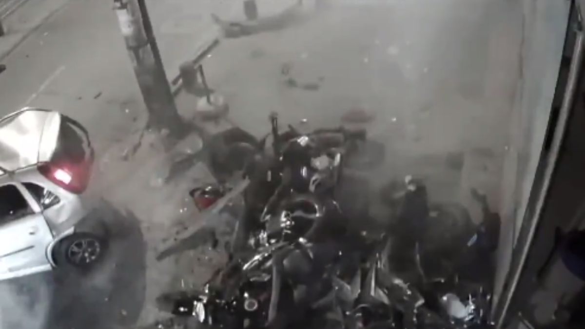 Terrible accidente: hombre arrolló a 10 motos luego de perder el control 9 Terrible accidente: hombre arrolló a 10 motos luego de perder el control Por aparente exceso de velocidad, un hombre causó grave accidente en el que se llevó por delante 10 motos en la localidad de Engativá.